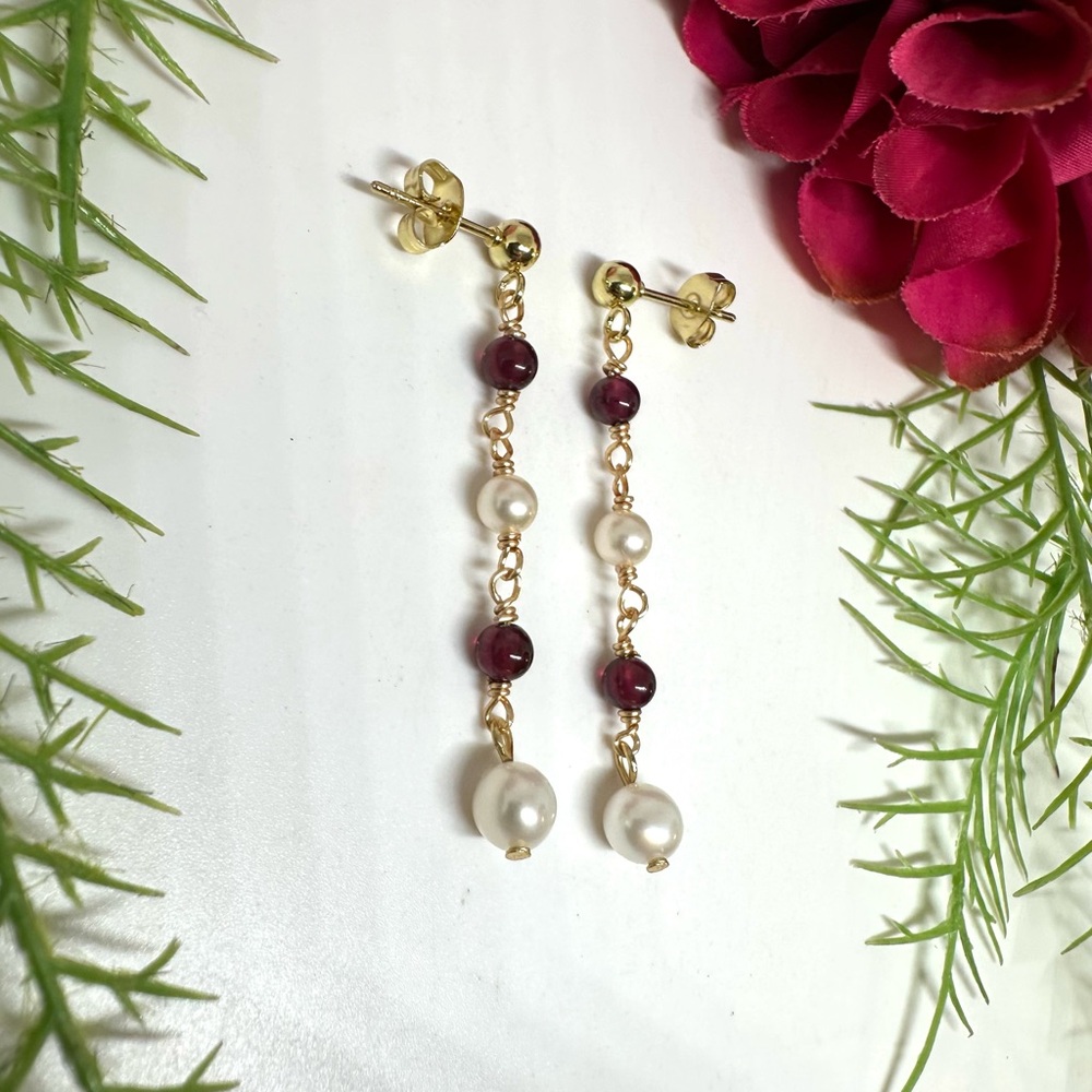 NEW⚜️Garnet & Cultured Pearl Beaded Earrings